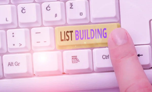 Texto de escritura de palabras List Building. Concepto de negocio para la base de datos de mostrar puede ponerse en contacto con su mensaje de marketing . — Foto de Stock