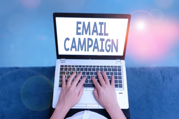 Handschriftliche Text E-Mail Kampagne. Konzept bedeutet, dass Werbung an eine gezielte Empfängerliste gesendet wird. — Stockfoto