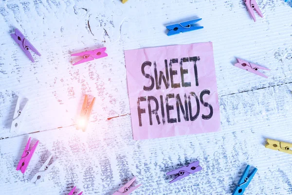 Handschrift tekst Sweet Friends. Concept betekent bedachtzaam naar andere tonen Mooi en liefdevol demonstreren Gekleurde wasknijper rechthoek vierkant gevormde papier wit hout achtergrond. — Stockfoto