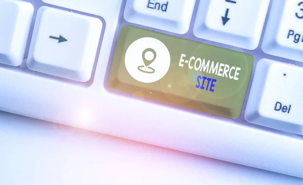문자 E 상업 사이트. 개념은 온라인 서비스에서 제품을 구매하거나 판매하는 활동을 의미 한다. — 스톡 사진