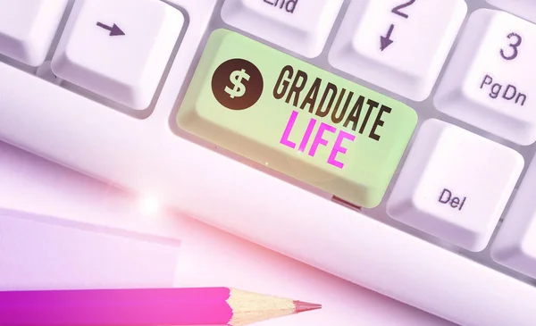 Skriva lapp som visar Graduate Life. Företagsfoto visa upp tillstånd eller en status en demonstration efter avslutad akademisk examen. — Stockfoto