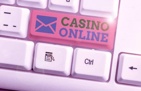 Текст для написання слів Казино Онлайн. Бізнес-концепція для гравців може грати і робити ставки на ігри казино через Інтернет . — стокове фото