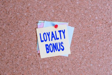 Sadakat İkramiyesi 'ni gösteren metin yazısı. Sadık bir müşteri için para veya puan gibi kavramsal fotoğraf ödülü Corkboard renk boyutu kağıt raptiye raptiye raptiye billboard uyarı panosu için verilir.