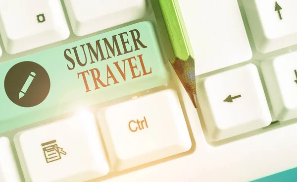 A Summer Travel-t bemutató levél. Üzleti fotó bemutatása konkrét utazás vagy utazás általában a kikapcsolódás céljából. — Stock Fotó