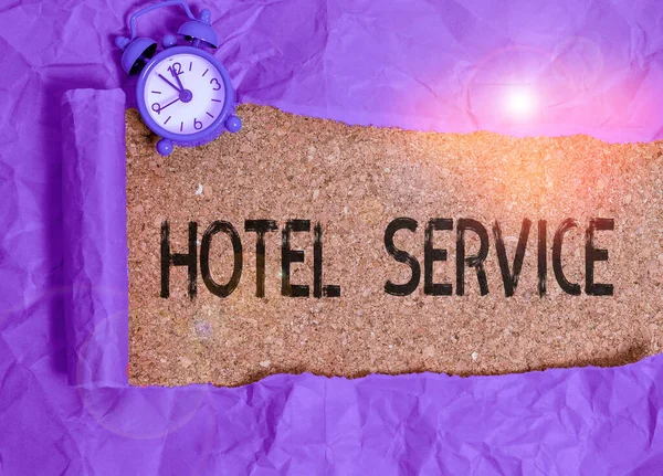 Schriftzug mit Hotelservice. Geschäftsfotos, die den Gästen eine warme Unterkunft und andere Dienstleistungen bieten. — Stockfoto