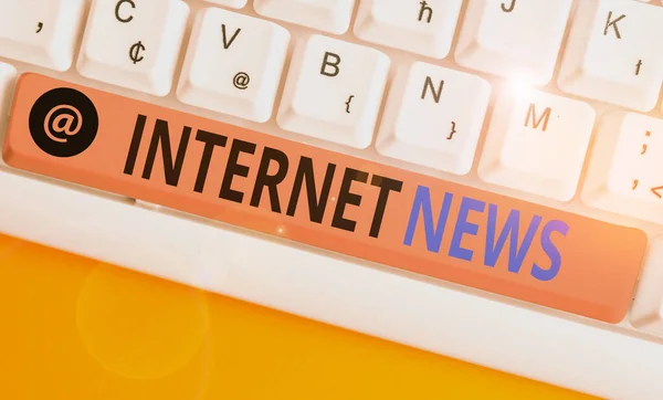 Manuscrito de texto escrevendo Internet News. Conceito que significa as informações sobre eventos atuais publicados on-line . — Fotografia de Stock