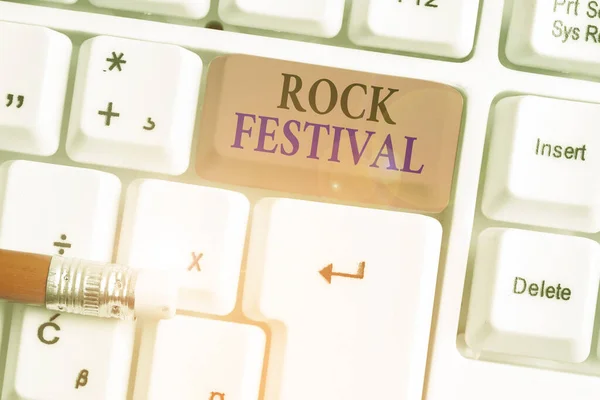 록 페스티벌을 보여 주는 글쓰기. Business photo showcasing largescale rock music concert 에 중금속 장르가 등장하는 비즈니스 사진. — 스톡 사진