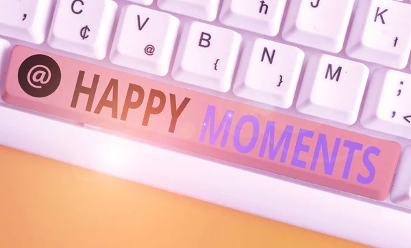 Письменный почерк Happy Moments. Понятие, означающее чувство удовольствия или удовлетворенности своей жизнью . — стоковое фото