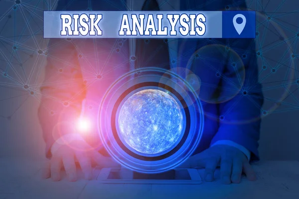 Handschrift tekst Risicoanalyse. Concept betekent overzicht van de risico 's verbonden aan een bepaalde gebeurtenis Elementen van dit beeld geleverd door Nasa. — Stockfoto