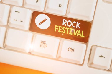 Rock Festivali 'ni gösteren bir not yazıyorum. Heavy metal türünün yer aldığı büyük ölçekli rock müzik konseri.
