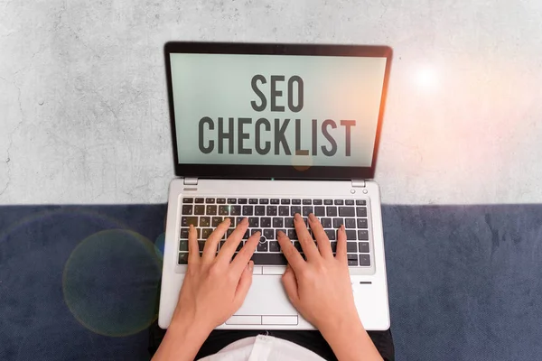 Escribiendo nota mostrando Seo Checklist. Lista de elementos necesarios para optimizar el motor de búsqueda . —  Fotos de Stock