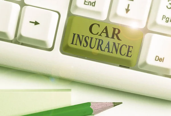 文字书写，汽车保险。 保障在发生事故时免受经济损失的业务概念. — 图库照片
