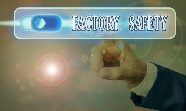 Piszę notatkę o bezpieczeństwie fabryki. Pokazywanie zdjęć biznesowych minimalizuje ryzyko obrażeń pracowników podczas wykonywania zadań produkcyjnych. — Zdjęcie stockowe