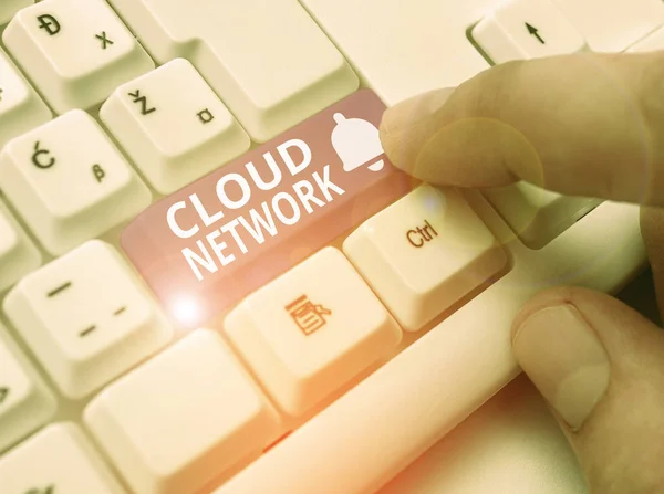 Записка, показывающая облачную сеть. Доступ к сетевым ресурсам централизованного провайдера . — стоковое фото