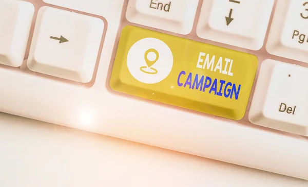 Texto manuscrito Campaña de Email. Concepto que significa que los anuncios se envían a una lista específica de destinatarios . — Foto de Stock