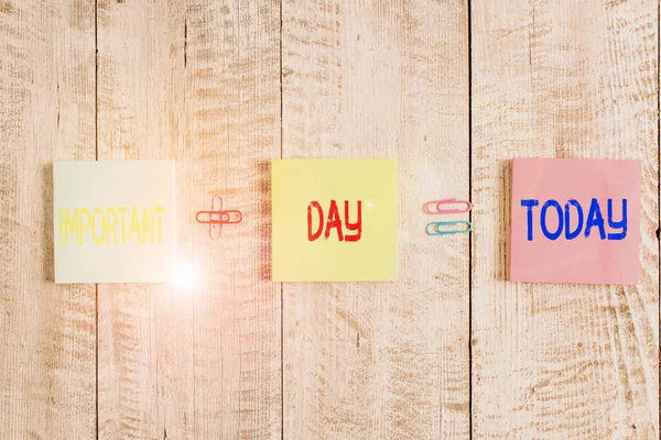 Sinal de texto mostrando dia importante. Foto conceitual Dia melhor, maior ou de outra forma diferente do que é habitual Papel de cor pastel colocado ao lado de estacionário acima da mesa de madeira . — Fotografia de Stock