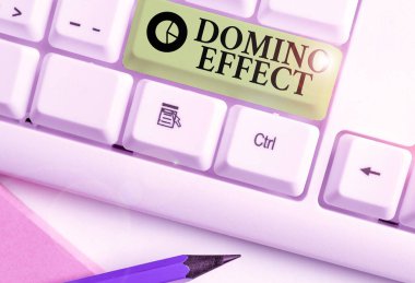 Mesaj işareti Domino Etkisini gösteriyor. Kavramsal fotoğraf zinciri reaksiyonu benzer olaylara neden olur..