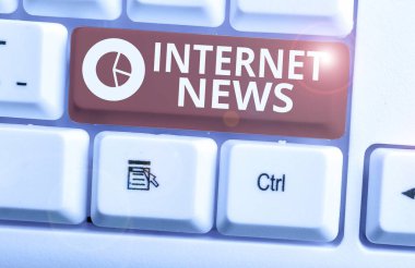 İnternet Haberleri 'ne kelime yazarlığı. Çevrimiçi yayınlanan olaylarla ilgili bilgi için iş kavramı.