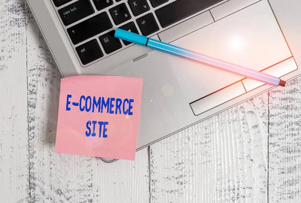 문자 E 상업 사이트. 컨셉트는 온라인 서비스에서 제품을 구매하거나 판매하는 활동을 의미 한다.. — 스톡 사진