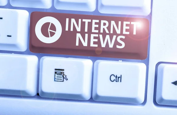 Word pisanie tekstu Internet News. Koncepcja biznesowa dotycząca informacji o bieżących wydarzeniach publikowanych online. — Zdjęcie stockowe