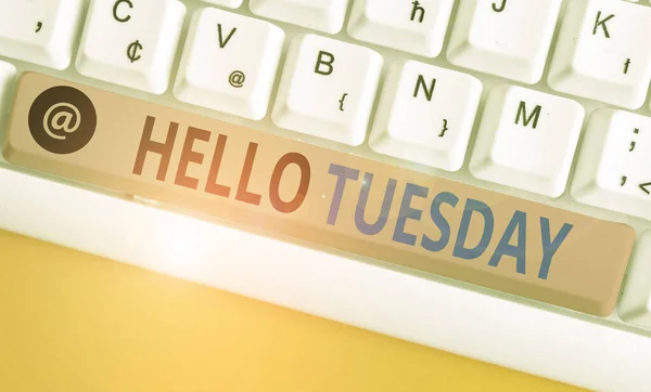 Написання тексту Hello Tuesday. Концепція означає привітання або теплий прийом на третій день тижня.. — стокове фото