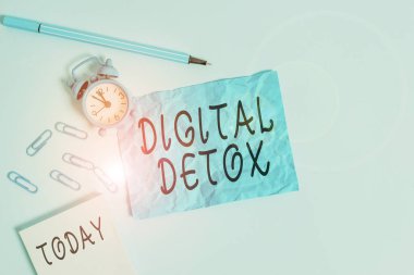 Dijital Detox yazan el yazısı. Anlamlı bir zaman aralığını algıla. Bir gösteri sırasında cihazlar kullanılmasını engelle. Alarm saati..