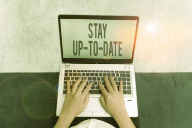 Stay Up to Date 'i gösteren bir not yazıyorum. İş fotoğrafçılığı en son haberleri ve değişiklikleri bilir..