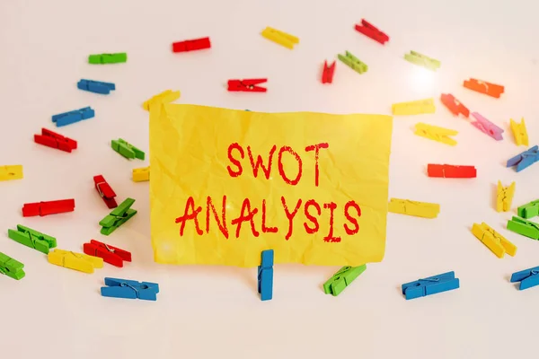 Szövegírás Swot Analysis. Üzleti koncepció a vállalati versenyhelyzet értékelésére használt keretre Színes ruhaszárító papírok üres emlékeztető fehér padló háttér iroda. — Stock Fotó