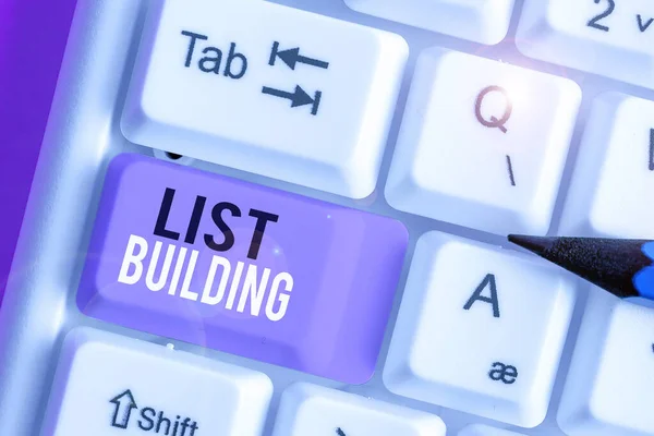 Escrevendo nota mostrando List Building. Foto de negócios mostrando banco de dados de mostrar que você pode entrar em contato com sua mensagem de marketing . — Fotografia de Stock