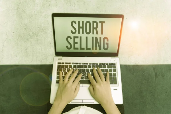 Escrevendo uma nota mostrando Short Selling. Foto de negócios mostrando Ato de vender um ativo que você não possui atualmente . — Fotografia de Stock