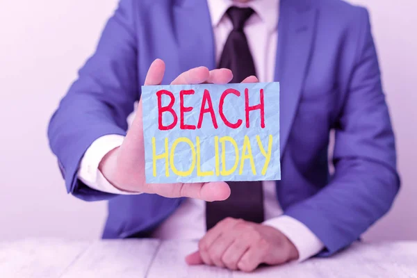 Escribiendo nota mostrando Beach Holiday. Foto de negocios mostrando Vacaciones en las que uno básicamente solo toma el sol en la playa Hombre sostiene papel vacío con espacio de copia en frente de él Espacio . —  Fotos de Stock