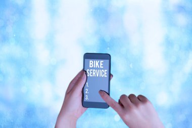 Bisiklet Servisi 'ni gösteren mesaj işareti. En iyi durumda tutmak için konsept fotoğraf temizleme ve motor tamir mekanizması.