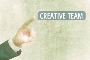 Yaratıcı Takımı gösteren bir not yazıyorum. Reklam fikirleriyle gelen bir grup iş fotoğrafı sergisi..