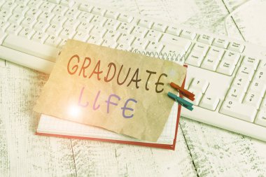 El yazısı, Mezuniyet Yaşamı. Anlamı durum ya da durum kavramı akademik diplomayı bitirdikten sonra gösterilen kağıt hatırlatma çamaşır iğneli beyaz klavye ışığı