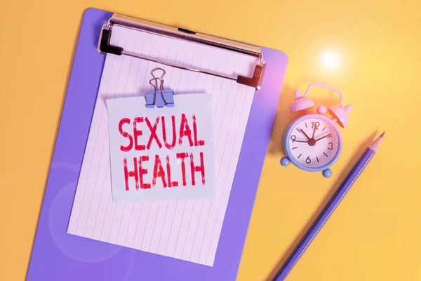 Szexuális egészséget mutató szöveg. Fogalmi fotó Képesség befogadni és élvezni a szexualitás egész életünkben Vágólap papír lap jegyzet kötőanyag ceruza ébresztőóra színes háttér. — Stock Fotó