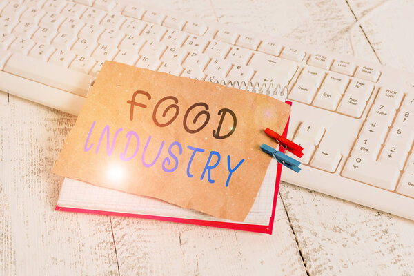 Написание почерка пищевая промышленность. Концепция означает разнообразные предприятия, которые поставляют продукты питания для населения мира ноутбук бумага напоминание прищепка белого листа клавиатуры светлые деревянные
.