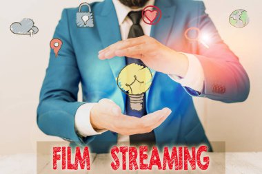 Film Yayını 'nın el yazısı metni. Ses veya videoyu doğrudan internetten izleme kavramının anlamı.