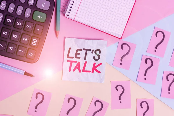 Escribir nota mostrando Let Talk. Exhibición de fotos de negocios para discutir algo honesto y directo, como el plan Matemáticas y equipos de escritura sobre el fondo de colores pastel . —  Fotos de Stock