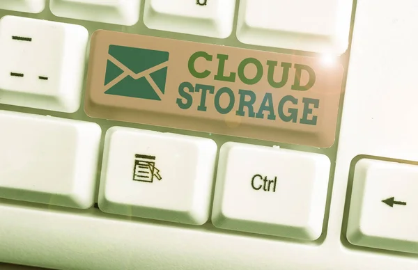 Pisanie tekstu Cloud Storage. Koncepcja biznesowa dla danych cyfrowych jest przechowywana i zarządzana w puli logicznej. — Zdjęcie stockowe
