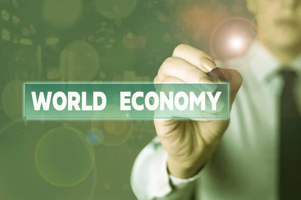 Λέξεις που γράφουν κείμενο Παγκόσμια Οικονομία. Επιχειρηματική αντίληψη για τον τρόπο με τον οποίο η οικονομία των χωρών αναδύεται για να λειτουργήσει. — Φωτογραφία Αρχείου