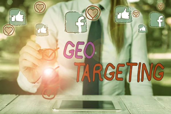 Texto de escritura Geo Targeting. Concepto que significa método para determinar la geolocalización de un visitante del sitio web . — Foto de Stock