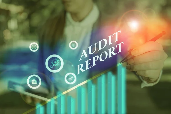 Conceptuele handschrift toont Audit Report. Zakelijke fototekst Schriftelijke mening van een accountant over de financiële status van de onderneming. — Stockfoto