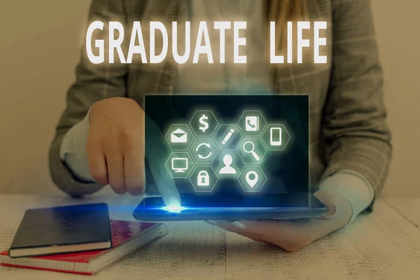 Word writing text Graduate Life. Business concept for condition or a status a demonstrating after finishing academic degree. — Stock Photo, Image