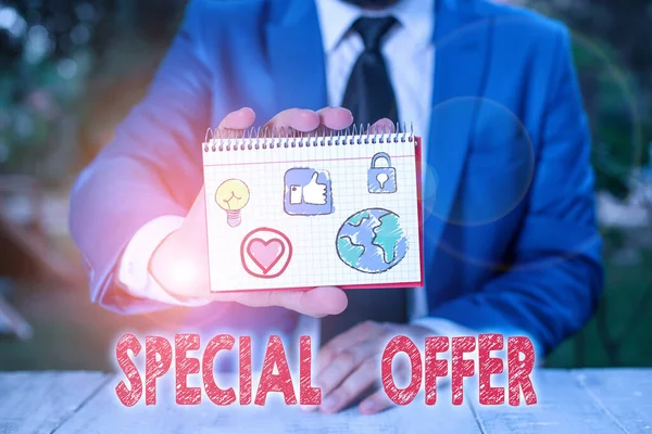 Ordskrivning text Specialerbjudande. Affärsidé för produkter eller tjänster som erbjuds gratis eller till ett mycket lågt pris. — Stockfoto