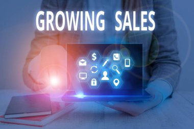 Kelime yazma metni Büyüyen Satış. Şirket ürünlerinin ortalama satış hacmi konsepti.