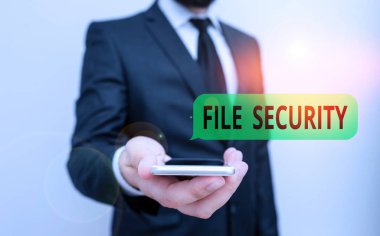 Kelime yazma Dosyası Güvenliği. Veritabanındaki kayıp gibi dijital verilerin korunması için iş konsepti erkek giysisi giyerek akıllı akıllı akıllı telefon kullanın..