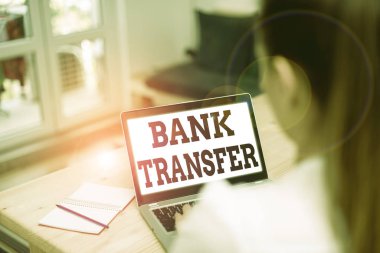 Kelime yazma bankası transferi. Para bir banka hesabından diğerine gönderildiğinde kullanılacak iş konsepti.