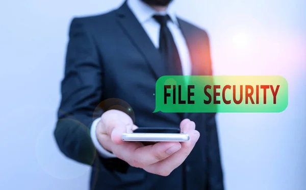 Word scrittura di testo File di sicurezza. Concetto aziendale per proteggere i dati digitali come quelli in un database dalla perdita Abbigliamento umano maschile tuta da lavoro formale tenere smart smartphone hi-tech utilizzare una mano . — Foto Stock