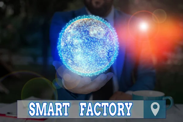 Κείμενο γραφής λέξεων Smart Factory. Επιχειρηματική ιδέα για μια ιδιαίτερα ψηφιοποιημένη και συνδεδεμένη εγκατάσταση παραγωγής Στοιχεία αυτής της εικόνας από τη Nasa. — Φωτογραφία Αρχείου
