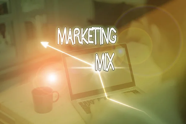 Nota de redação mostrando Marketing Mix. Apresentação de fotos de negócios Conjunto de ações utilizadas para promover a marca no mercado . — Fotografia de Stock